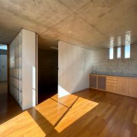 大阪府高槻市塚原6丁目の売買物件/温かくも整った寝室。