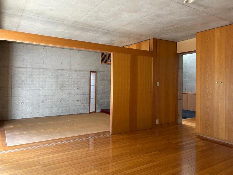 大阪府高槻市塚原6丁目の売買物件/打放しコンクリートと和室の在り方。