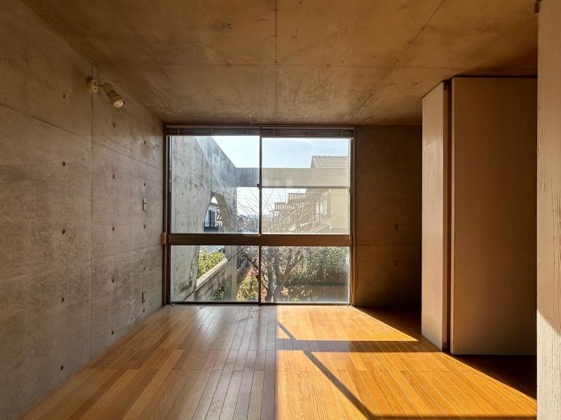 大阪府高槻市塚原6丁目の売買物件/光と木とコンクリートの見事なバランス感覚。