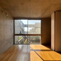 大阪府高槻市塚原6丁目の売買物件/光と木とコンクリートの見事なバランス感覚。