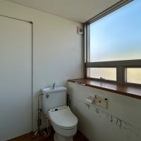 大阪府高槻市塚原6丁目の売買物件/トイレのサッシ下で雨漏りを発見。修繕の必要があります。