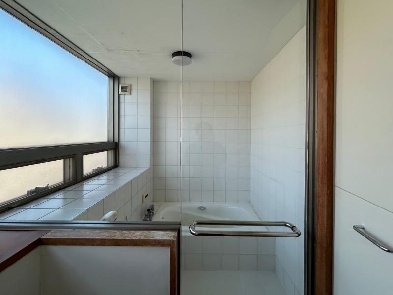 大阪府高槻市塚原6丁目の売買物件/白で統一された天空の浴室