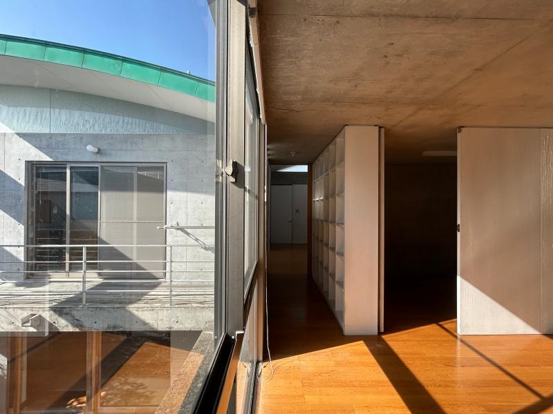 大阪府高槻市塚原6丁目の売買物件/愛嬌を感じる曲線的な屋根。