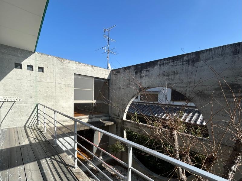 大阪府高槻市塚原6丁目の売買物件/隣地との視線を避けながら、空に向かって広がるバルコニー