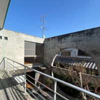 大阪府高槻市塚原6丁目の売買物件/隣地との視線を避けながら、空に向かって広がるバルコニー