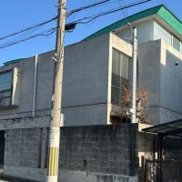 大阪府高槻市塚原6丁目の売買物件/閉じたファサードとは対照的に、自由で開けた西側。