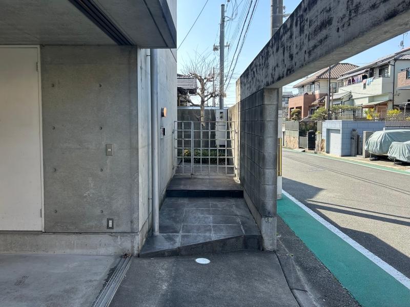 大阪府高槻市塚原6丁目の売買物件/緩やかに灯る照明が出迎えてくれます。