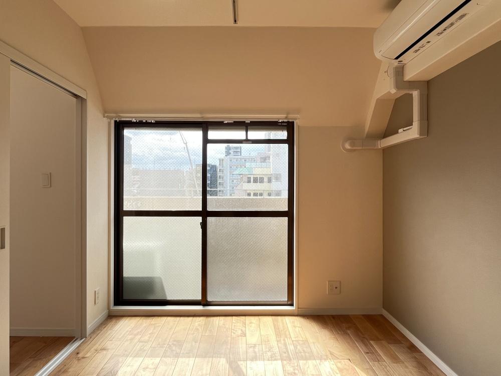 大阪府大阪市都島区内代町１丁目の賃貸物件/リビング。バルコニーは南向き。