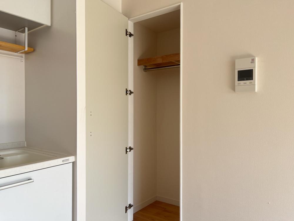 大阪府大阪市都島区内代町１丁目の賃貸物件/収納発見。キッチンの横だから、パントリーとして使ってもいいかも。