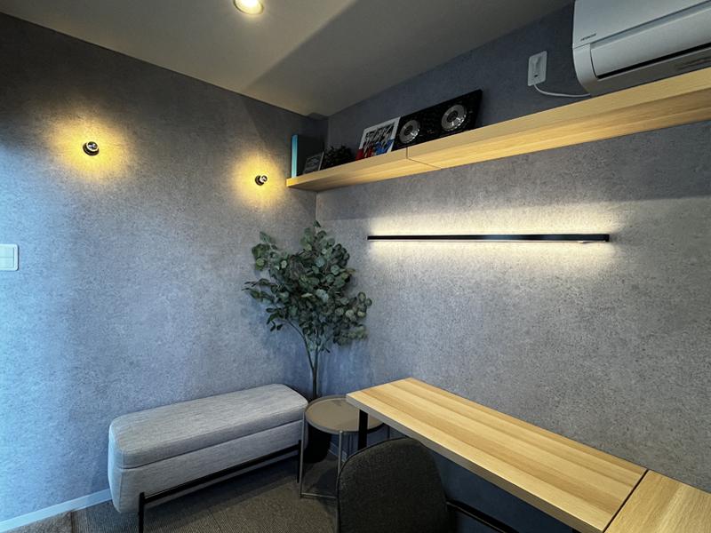 東大阪市俊徳町２丁目の賃貸物件/内装・家具付きのセットアップ。スタイリッシュな照明と内装。