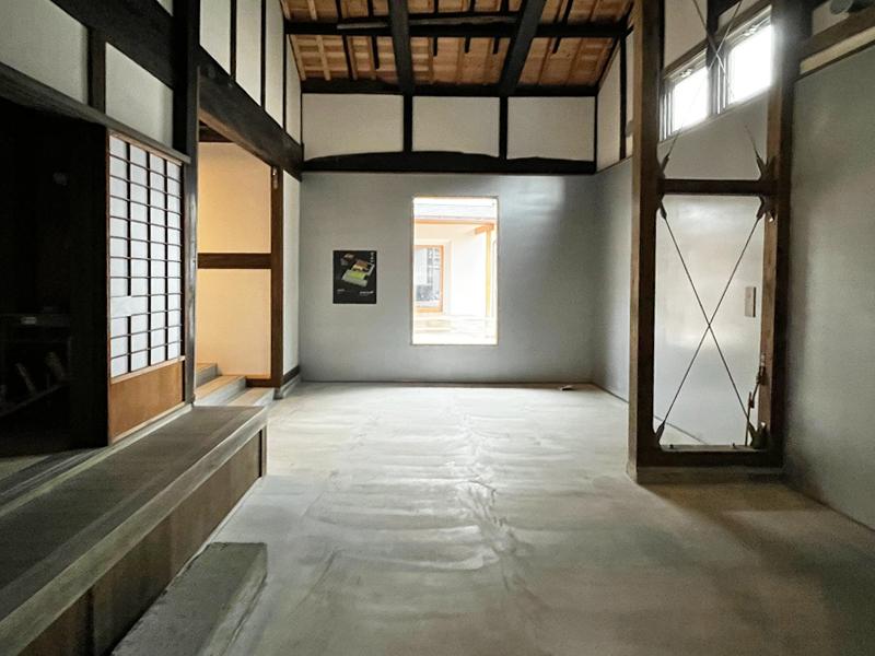 大阪府守口市本町の賃貸物件/施設のエントランス。建築当時から残る大屋根と吹き抜け。