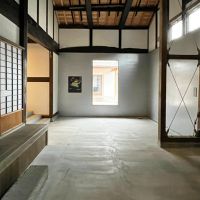 大阪府守口市本町の賃貸物件/施設のエントランス。建築当時から残る大屋根と吹き抜け。