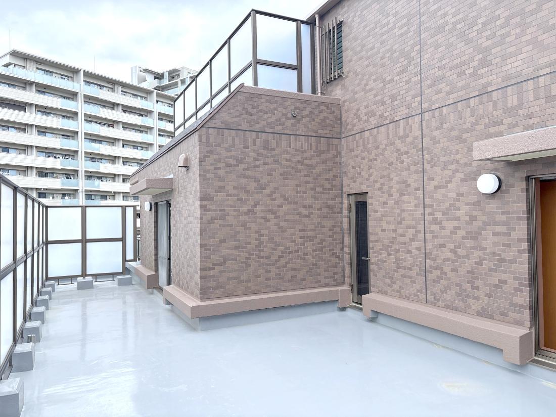 大阪市住吉区大領の売買物件/幅も奥行きもしっかりあるルーフバルコニー。
テーブルセットやハンモックを置いても気持ちがよさそう。