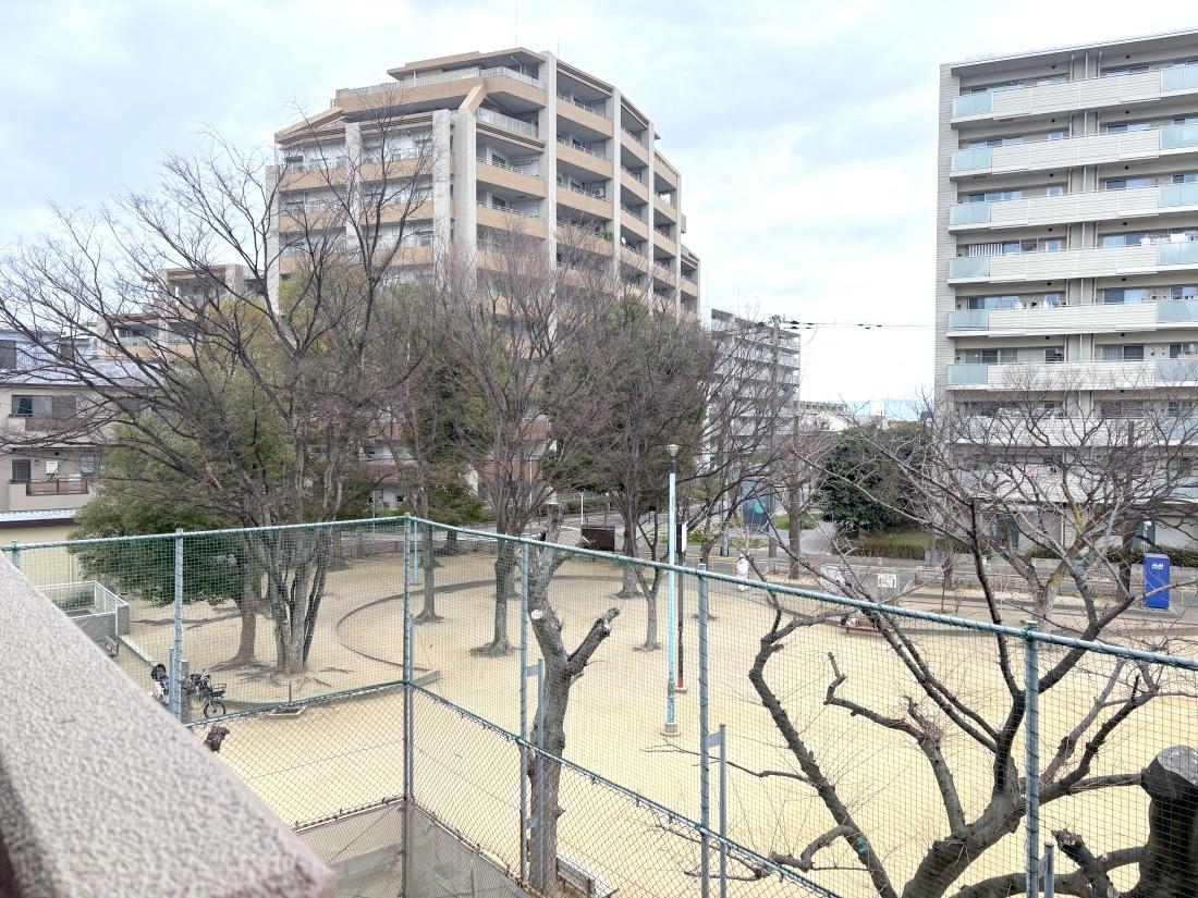 大阪市住吉区大領の売買物件/目の前には大きな公園。