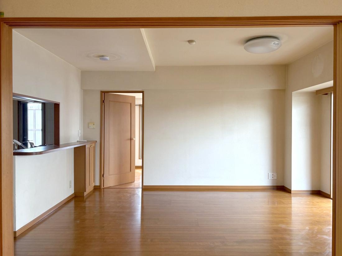 大阪市住吉区大領の売買物件/和室から見たLDK。和室をLDKに取り込むとゆとりある空間に仕上がります。