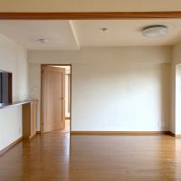 大阪市住吉区大領の売買物件/和室から見たLDK。和室をLDKに取り込むとゆとりある空間に仕上がります。