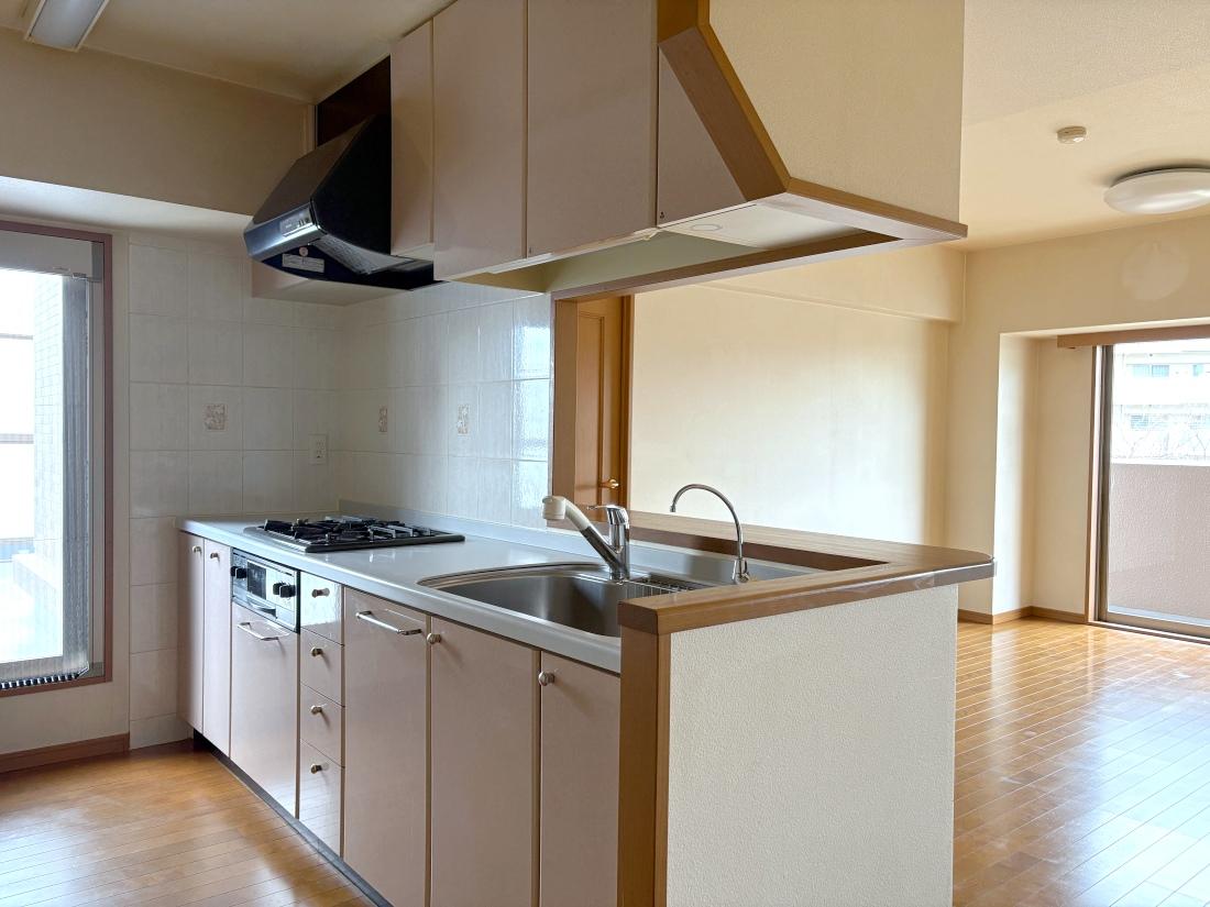 大阪市住吉区大領の売買物件/対面キッチンはもっとオープンにすると、広々として使い勝手も良くなりそうです。