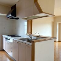 大阪市住吉区大領の売買物件/対面キッチンはもっとオープンにすると、広々として使い勝手も良くなりそうです。