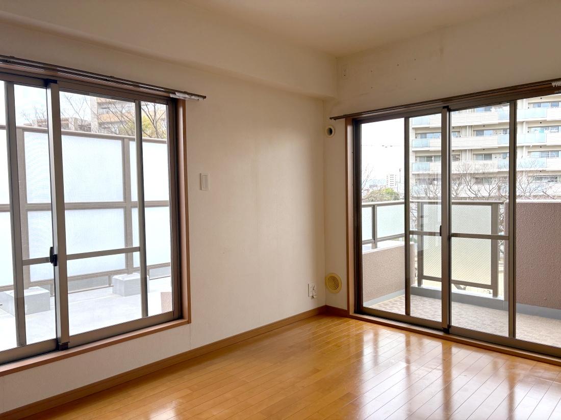 大阪市住吉区大領の売買物件/LDK横の洋室。南東バルコニーにもルーフバルコニーにも繋がっています。