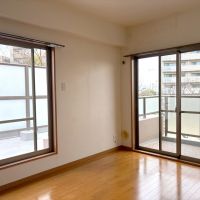 大阪市住吉区大領の売買物件/LDK横の洋室。南東バルコニーにもルーフバルコニーにも繋がっています。