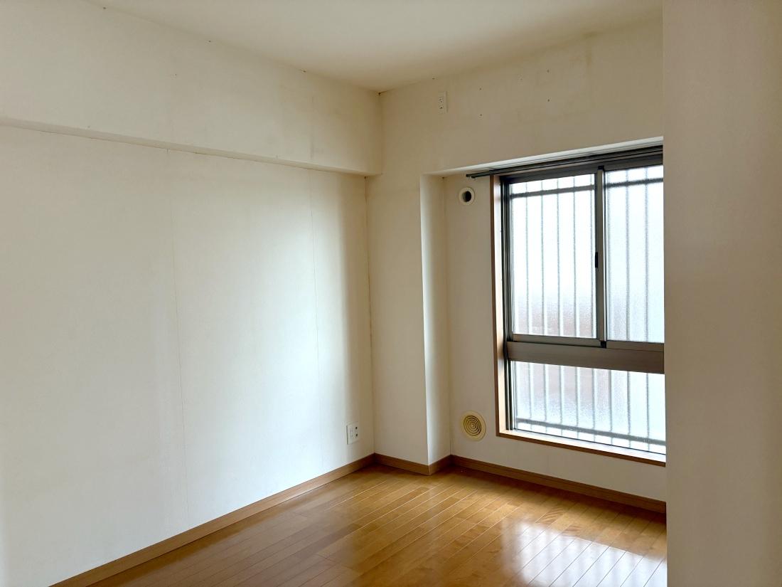 大阪市住吉区大領の売買物件/玄関横のもう一つの洋室。