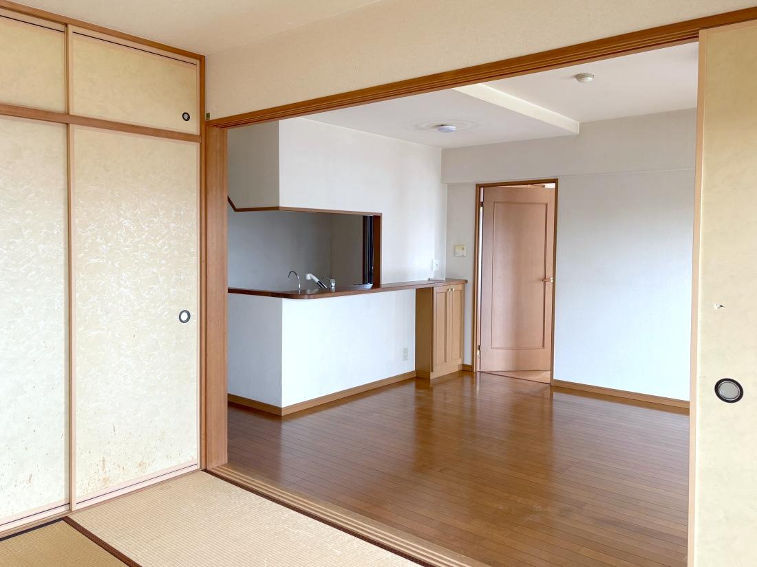 大阪市住吉区大領の売買物件/LDKの横には洋室があります。