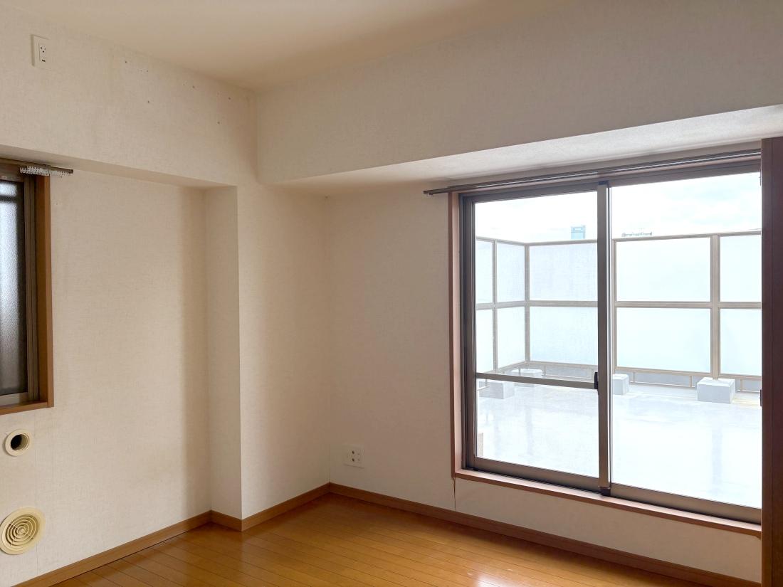 大阪市住吉区大領の売買物件/玄関横、ルーフバルコニーとつながっている洋室。部屋を潰して玄関を広げると、ルーフバルコニーへの動線も良くなりそうです。