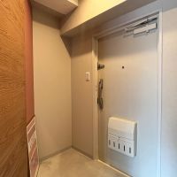 大阪市北区中崎西３丁目の賃貸物件/玄関も斜め。