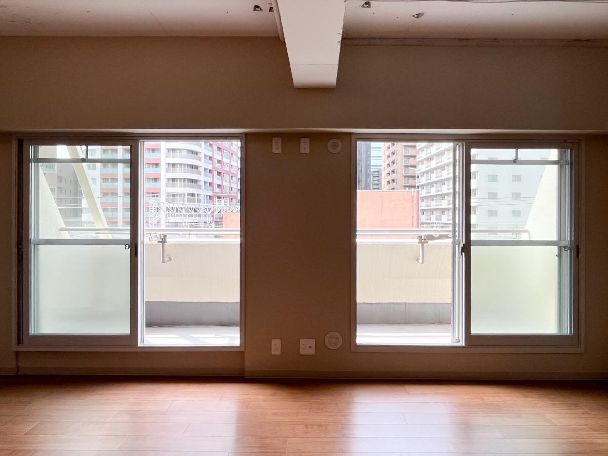 大阪市北区中崎西３丁目の賃貸物件/バルコニーに続く窓。