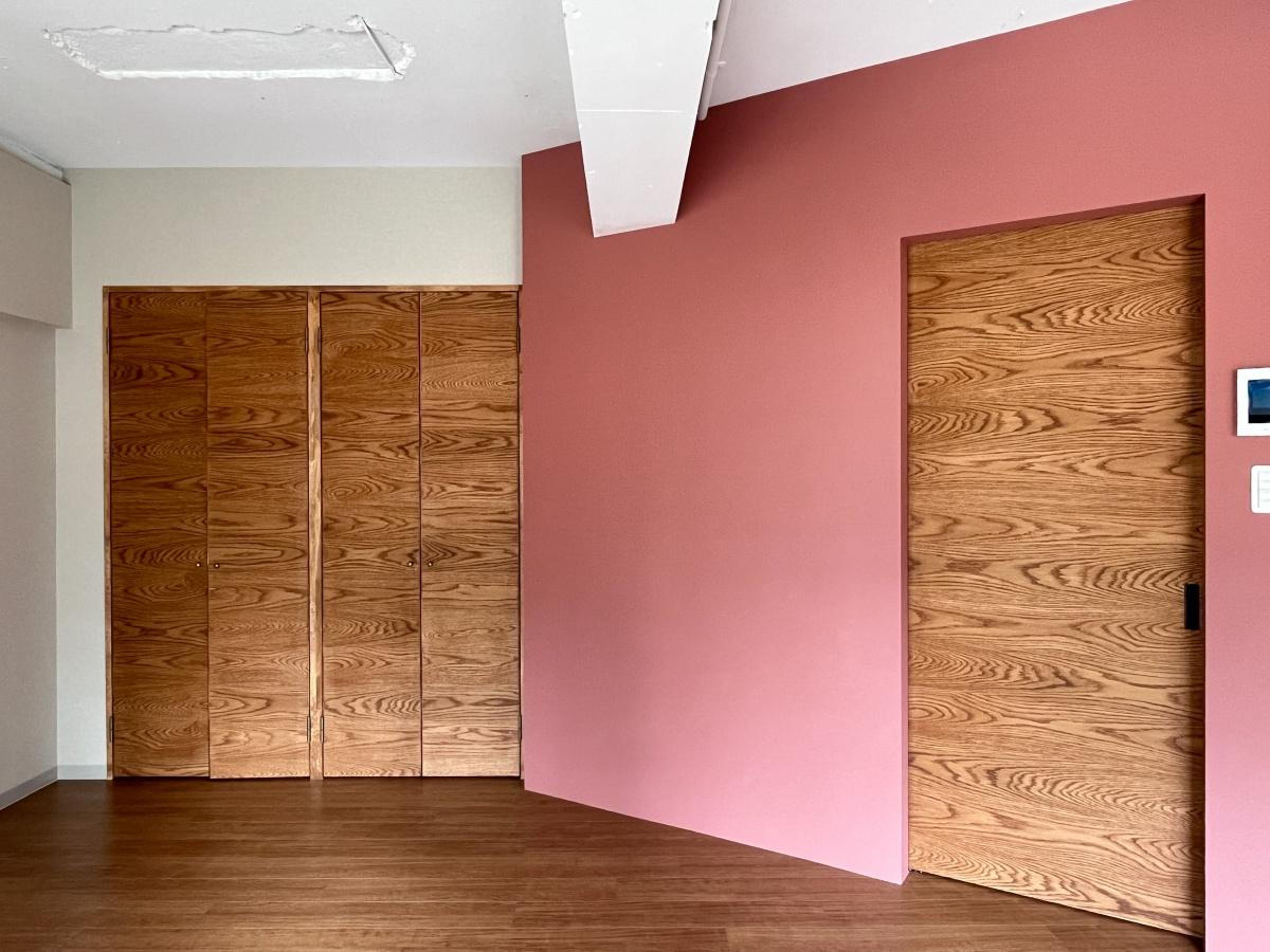 大阪市北区中崎西３丁目の賃貸物件/暖かみのある赤と木の質感が、日々の暮らしを少し楽しくしてくれます。