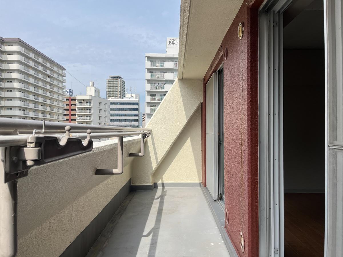 大阪市北区中崎西３丁目の賃貸物件/部屋全体に光を届けるバルコニー。