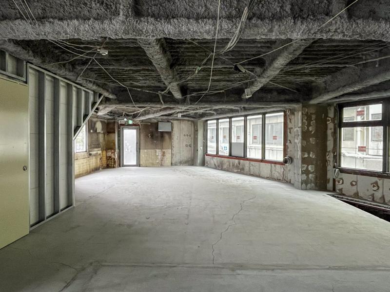 大阪市都島区片町の賃貸物件/メインエントランスは2階に、窓が大きくて視認性良し。