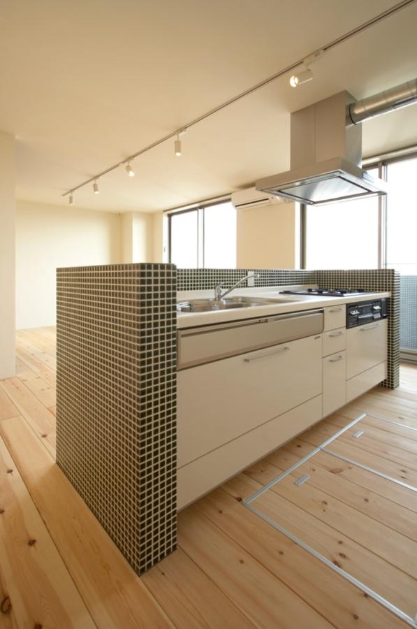 大阪府大阪市東淀川区大隅1丁目の賃貸物件/広々キッチン。2.4mのハイサッシから、バルコニーからの日差しがよく入ります。