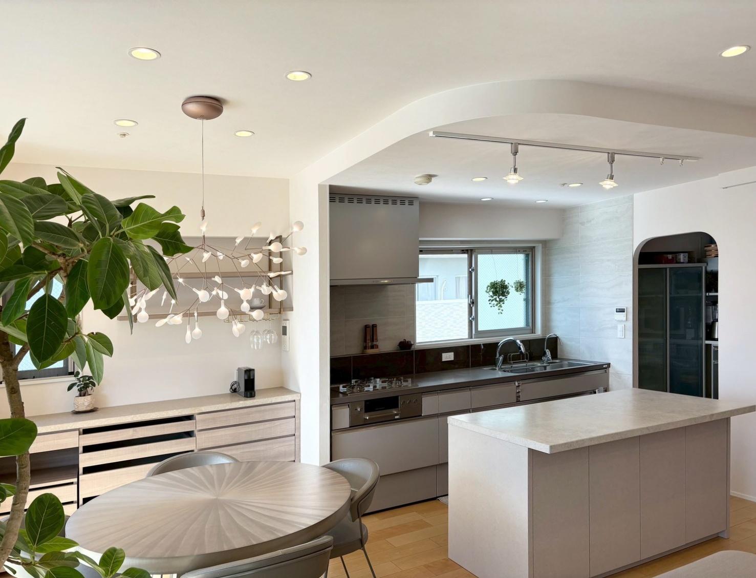 大阪市東住吉区南田辺5丁目の売買物件/ダイニングスペース。Rのついた天井でスペースの切り分けがされています。