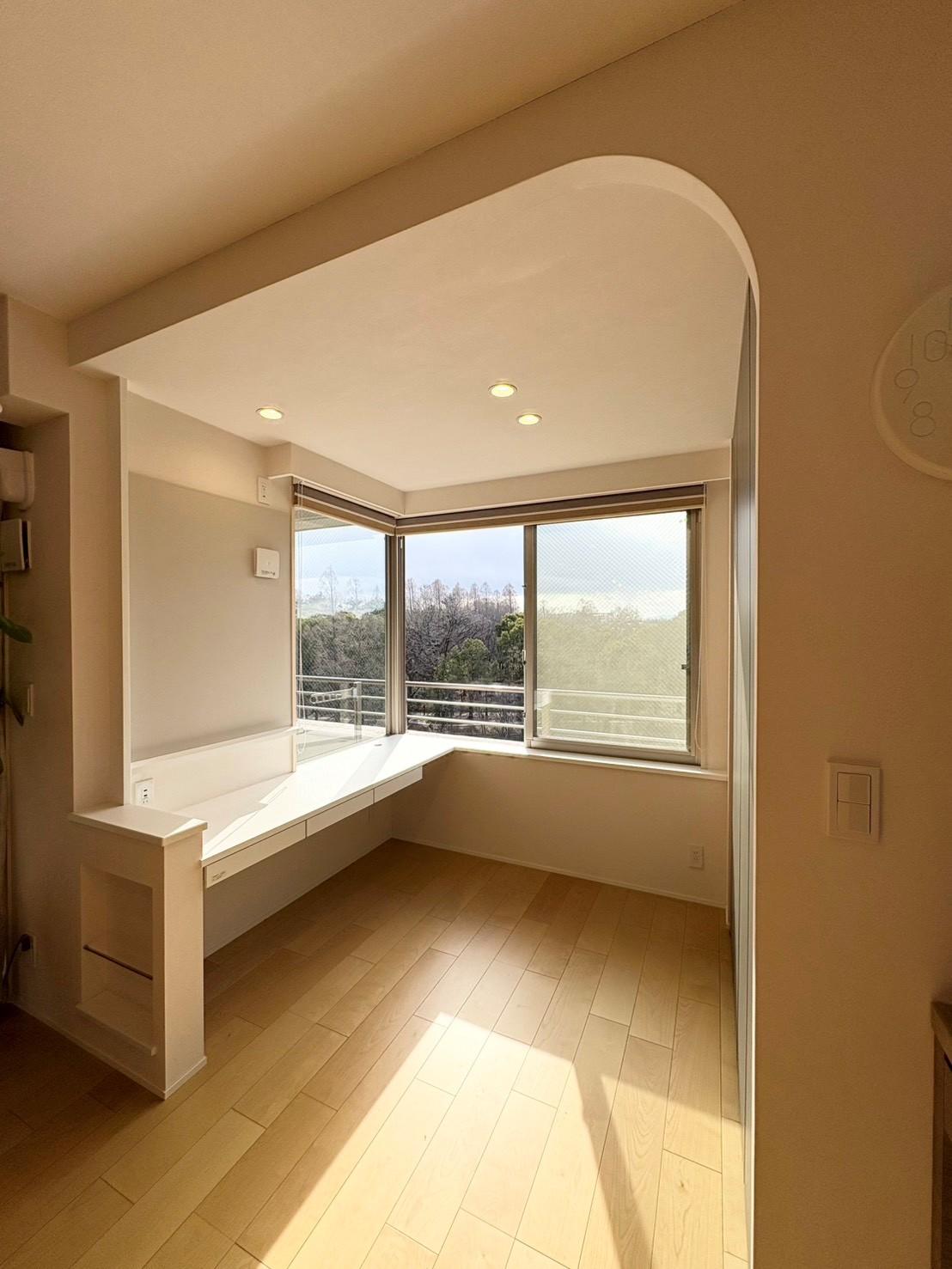 大阪市東住吉区南田辺5丁目の売買物件/ワークスペース。ここからも窓から緑がみえます