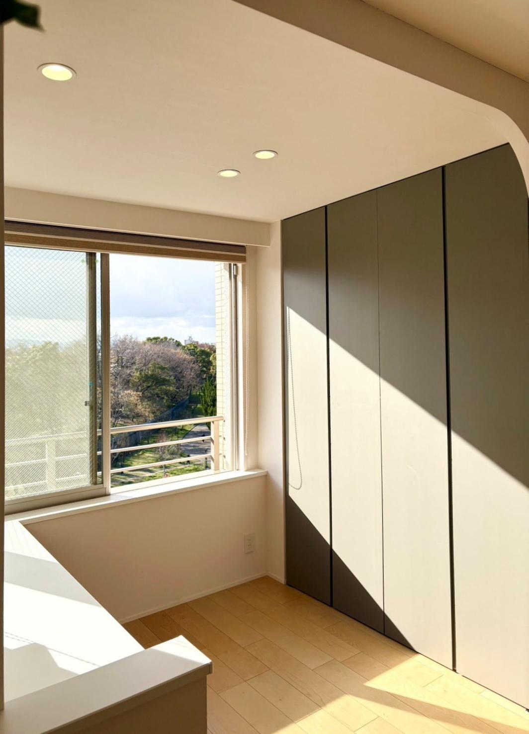 大阪市東住吉区南田辺5丁目の売買物件/リビングの収納スペース。ここからも緑が見えます。