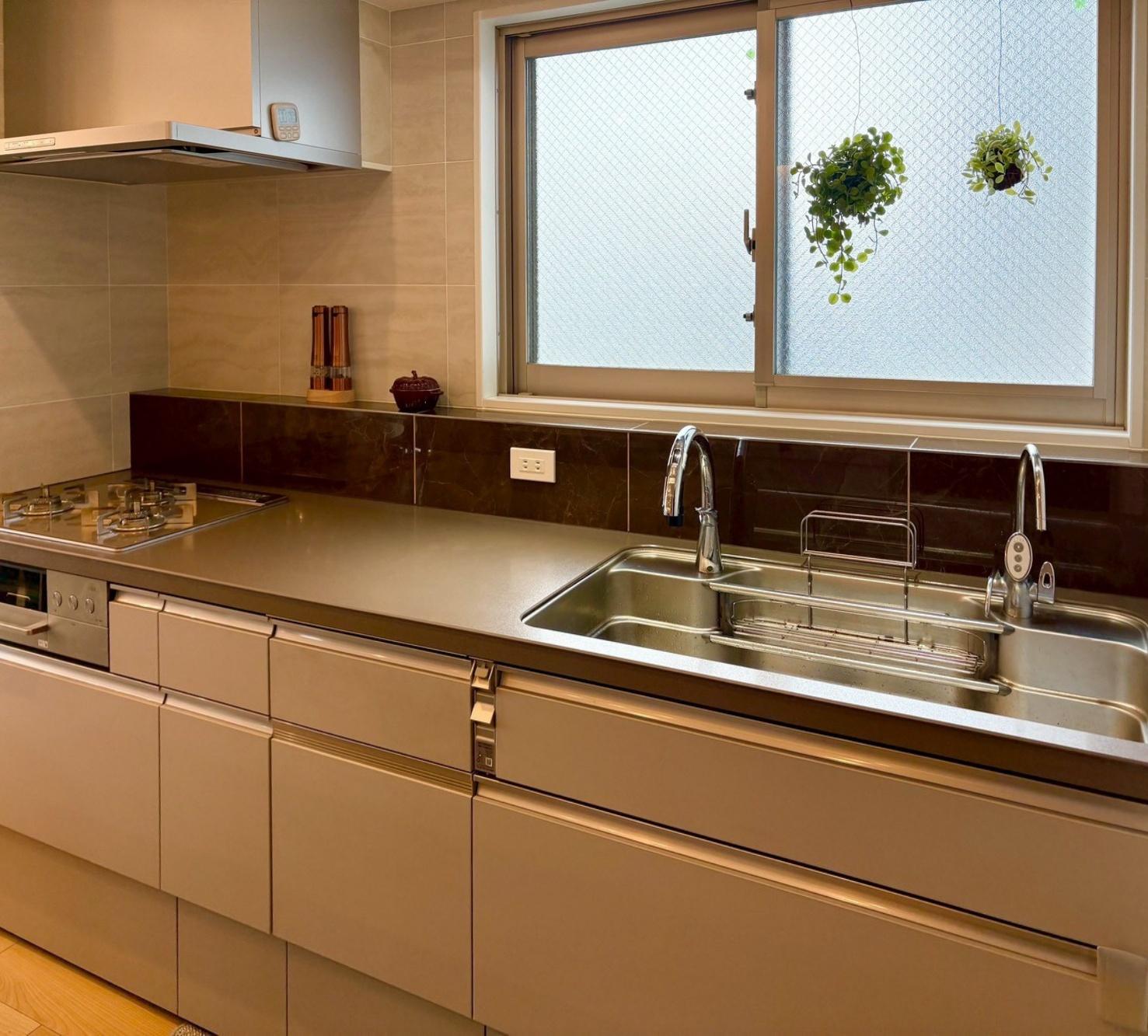 大阪市東住吉区南田辺5丁目の売買物件/キッチンも広い作業スペースで使い勝手が良さそうです。ここにも窓が。