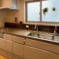 大阪市東住吉区南田辺5丁目の売買物件/キッチンも広い作業スペースで使い勝手が良さそうです。ここにも窓が。