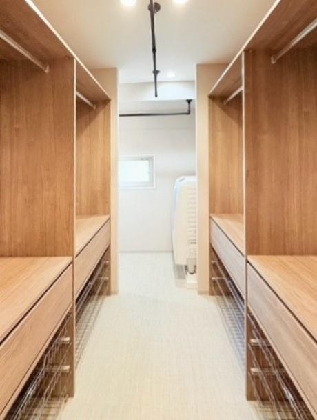 大阪市東住吉区南田辺5丁目の売買物件/WIC、奥に二つ目の洗面スペースがあります