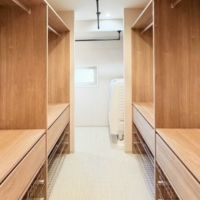 大阪市東住吉区南田辺5丁目の売買物件/WIC、奥に二つ目の洗面スペースがあります