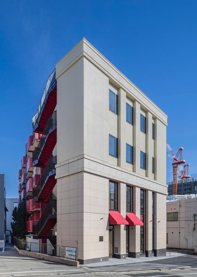 大阪府摂津市千里丘１丁目の賃貸物件/西方向から。階段の裏の赤色も、こだわりのひとつ。