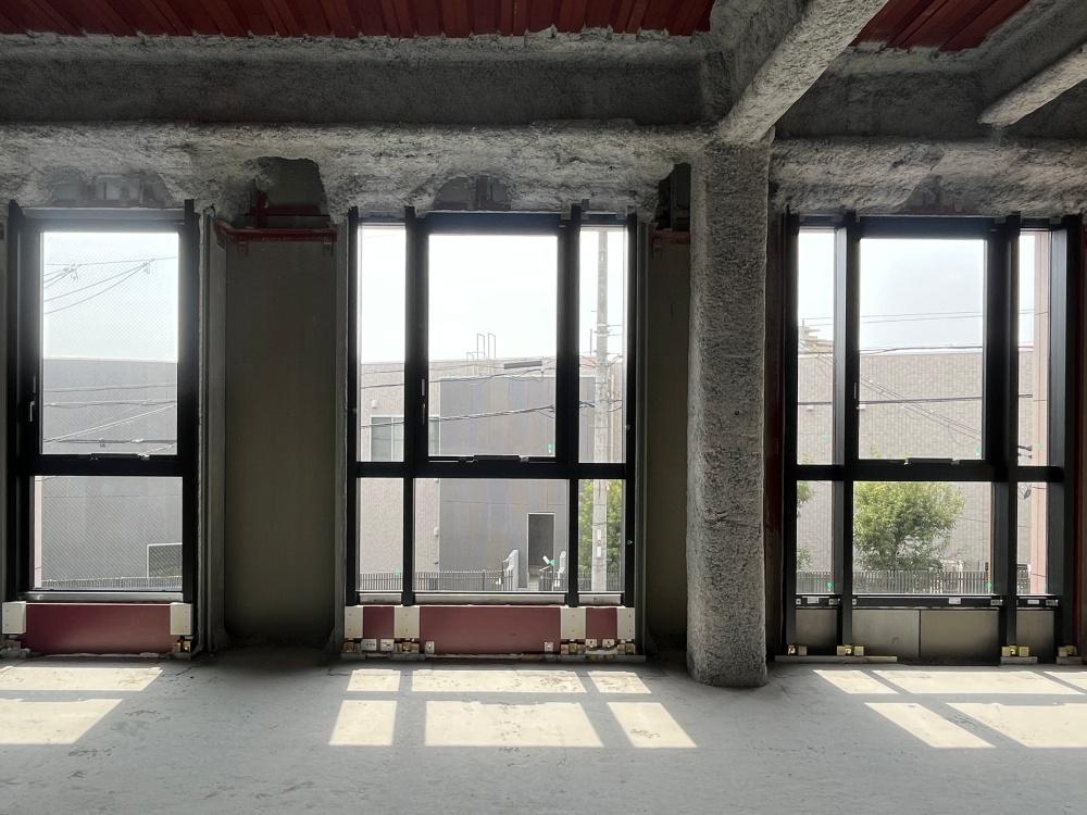 大阪府摂津市千里丘１丁目の賃貸物件/2階は足元までガラス張り。