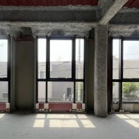 大阪府摂津市千里丘１丁目の賃貸物件/2階は足元までガラス張り。