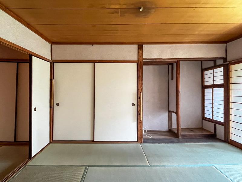 大阪府東大阪市永和三丁目の賃貸物件/内装はオーソドックス。少し歪みがあるのが気になるところ。