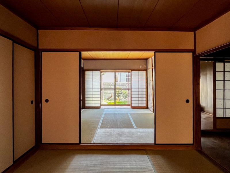 大阪府東大阪市永和三丁目の賃貸物件/和室から縁側・庭に抜ける間取り。