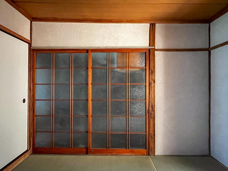 大阪府東大阪市永和三丁目の賃貸物件/キッチンに続く間仕切りに木製建具。