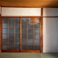 大阪府東大阪市永和三丁目の賃貸物件/キッチンに続く間仕切りに木製建具。