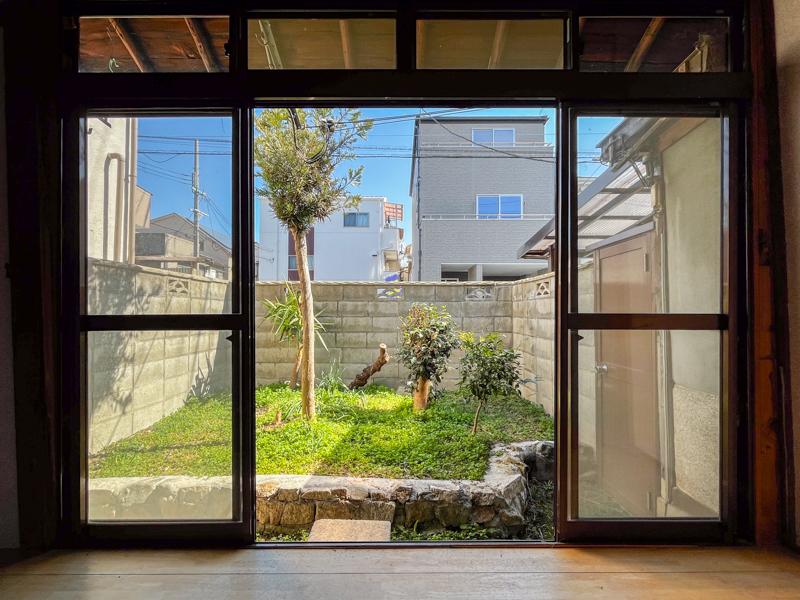 大阪府東大阪市永和三丁目の賃貸物件/塀に囲まれているが日当たりは良い、プライベートな庭。