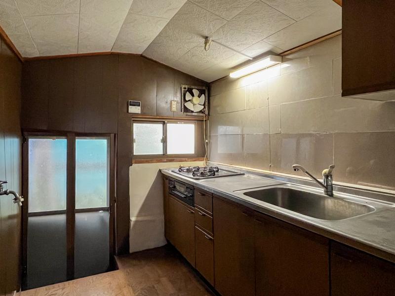 大阪府東大阪市永和三丁目の賃貸物件/奥にあるのは作業スペースも十分な、広めのキッチン。