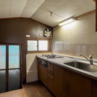 大阪府東大阪市永和三丁目の賃貸物件/奥にあるのは作業スペースも十分な、広めのキッチン。